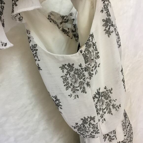 Trixxi White Flower Printed Romper - Picture 8 of 9